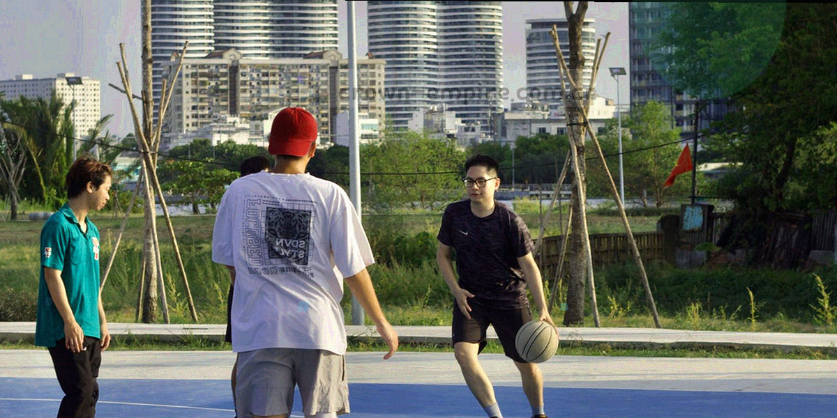 信息流向抽象线稿：账户、设备与服务三个节点以细线相连，节点旁标注用途与保存范围，金与银灰配色